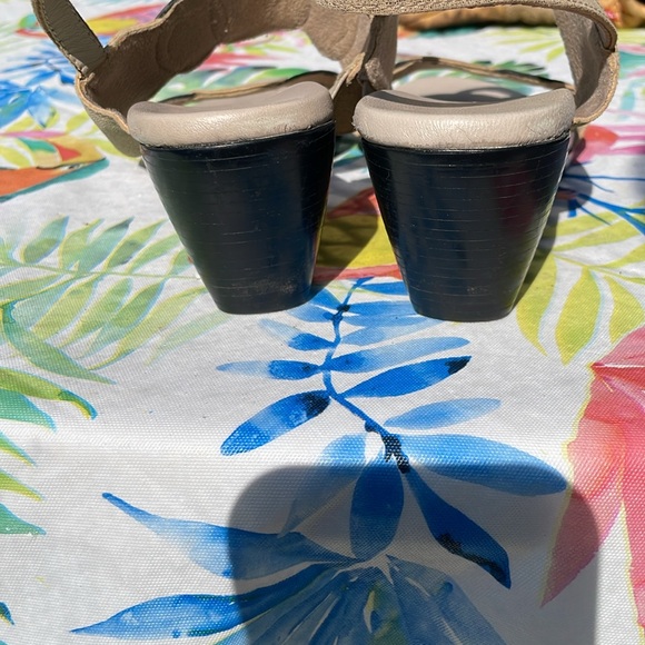 Munro if American sandals. Made in USA. 2”heel. Metallic neutral color size 9M - Picture 3 of 6